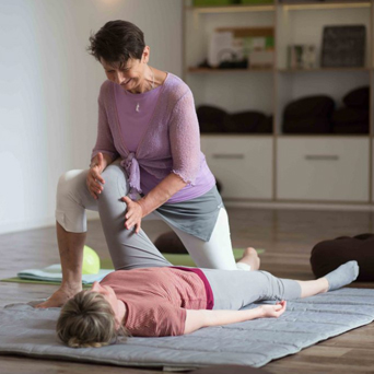 Ellen Kaettniß bei der Yoga Therapie.