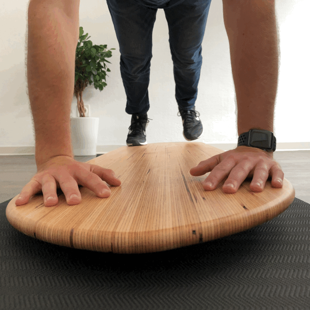 Mann trainiert auf dem Yogaboard.