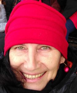 Leiterin des Kurses Lachyoga – für mehr Leichtigkeit im Alltag, Susann Cordula lachend mit roter Mütze