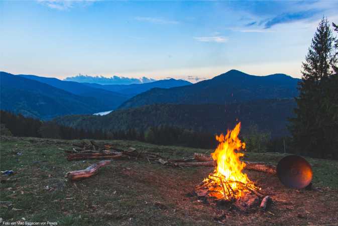 Lagerfeuer in den Bergen - Abendstimmung