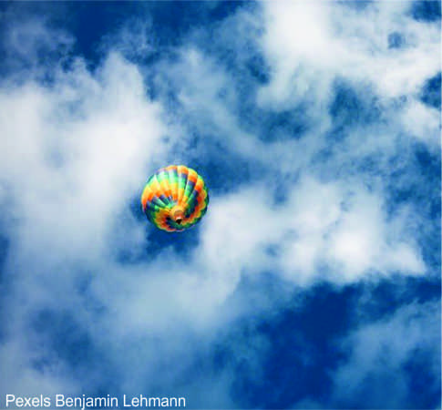 bunter Ballon im blau-weißen Himmel