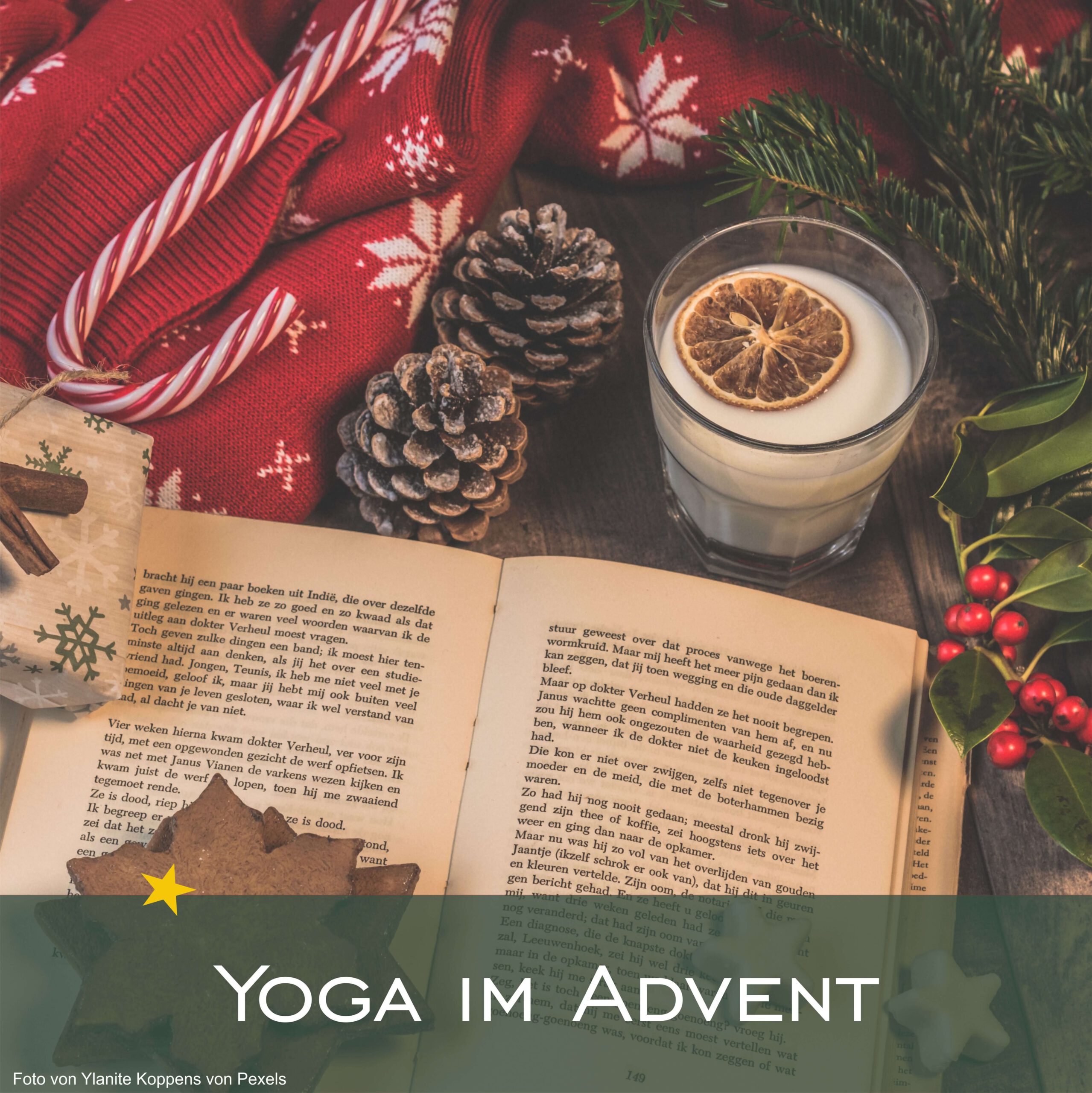 Weihnachtsstimmung mit Buch, Milch und Deko als Coverbild für Yoga im Advent