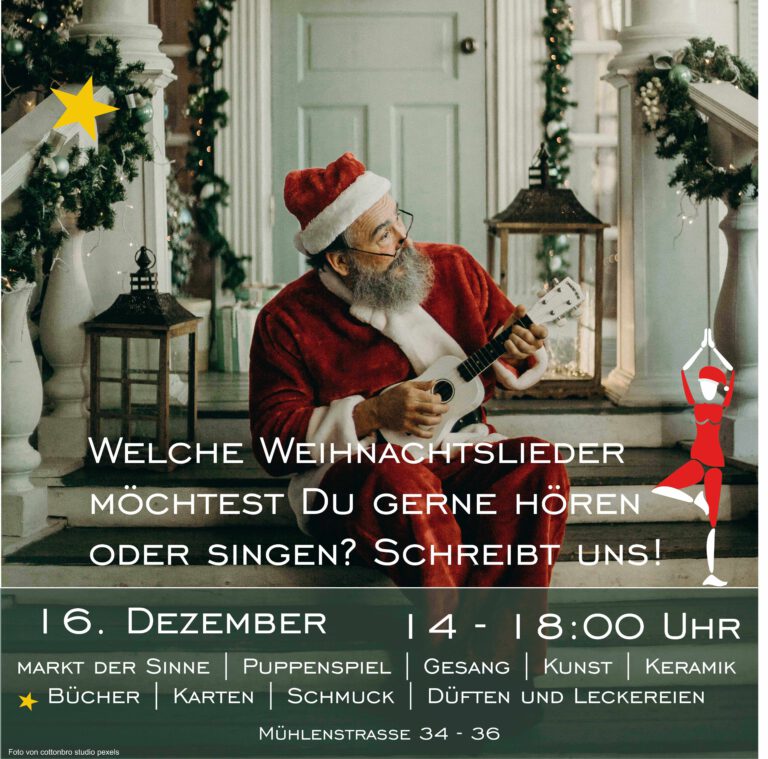 Weihnachtsmann vor der Eingangstür sitzt auf der Treppe und spielt Ukulele