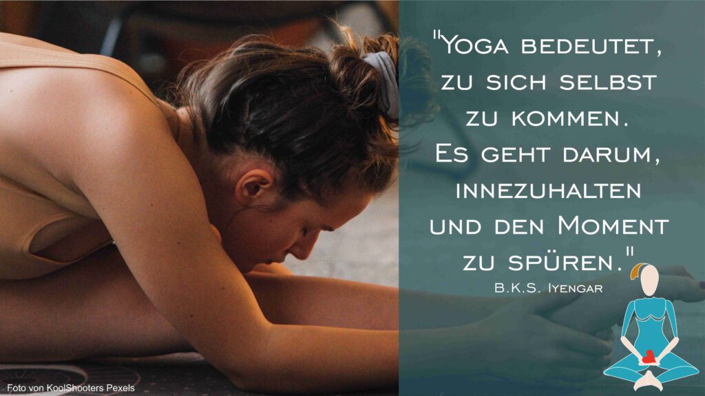 Nach vorne gebeugte Frau im Sitzen, daneben steht ein Yoga Spruch