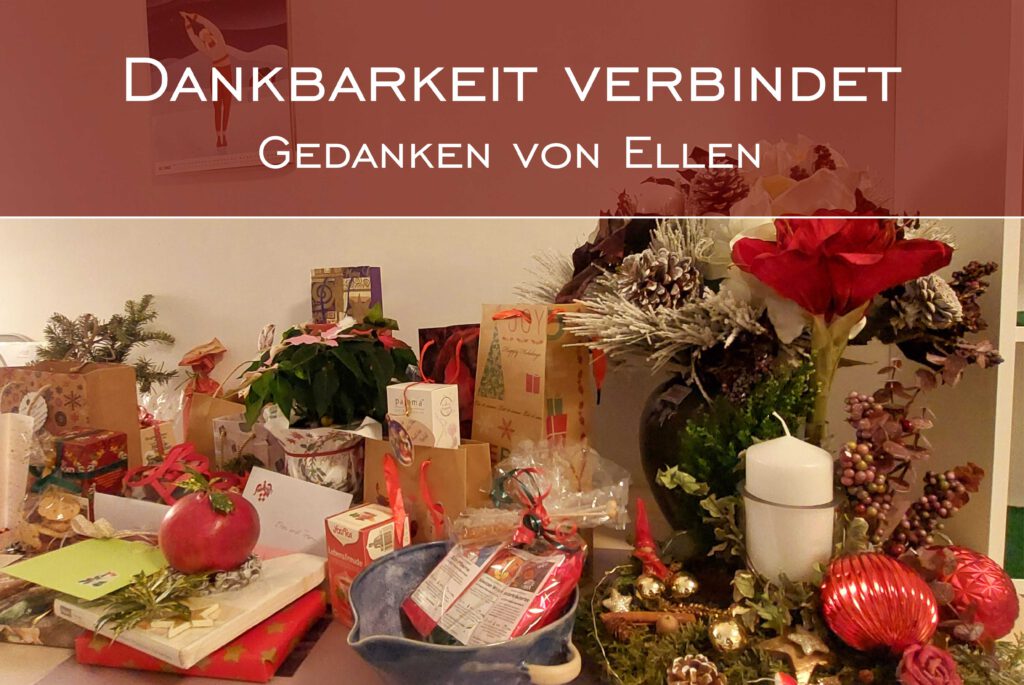 Viele kleine Geschenke und ein Gesteck mit weißer Kerze auf einem Tisch