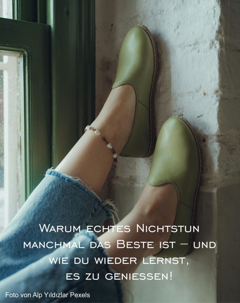 Füsse in grünen Schuhen an die Wand gestellt