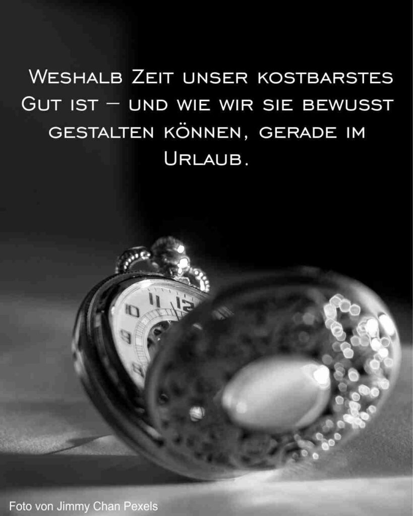 alte Taschenuhr leicht aufgeklappt, in schwarz weiß