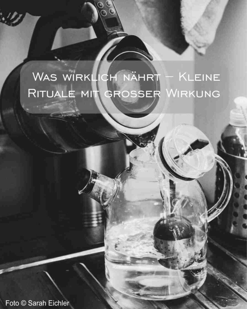 In eine Glasteekanne wir Wasser gegossen