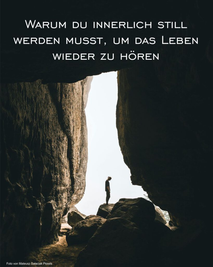 Schatten Bild von einer Person die am Eingang einer Höhle steht. Vom Inneren der Höhle fotografiert.